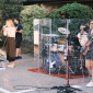 Die Band beim Spielen auf dem Parkplatz des Haus St. Kunigunde. Im Hintergrund grün