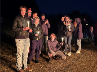 Bild der Jugendosternacht 2023: Jugendliche mit Osterkerzen in der Hand.