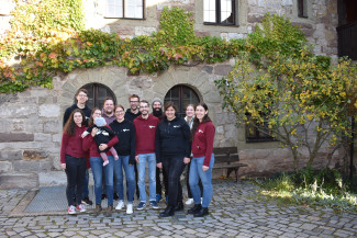 Gruppenfoto von Mitgliedern des Hauptausschusses des CVJM Schnaittach im Hof von Burg Hoheneck