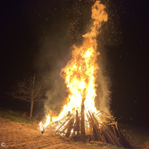 Loderndes Osterfeuer